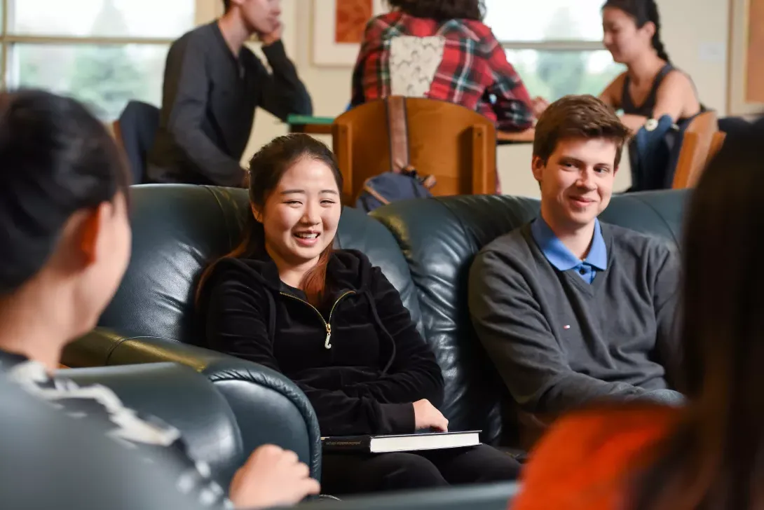 国际 students socializing with each other